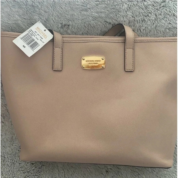 Michael Kors Jet Set Tote​​​​ - Picture 10 of 11